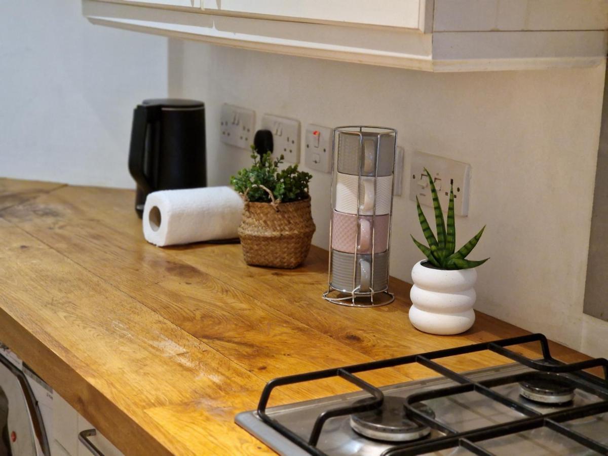 Lovely 1-Bed Apartment In Londen Buitenkant foto