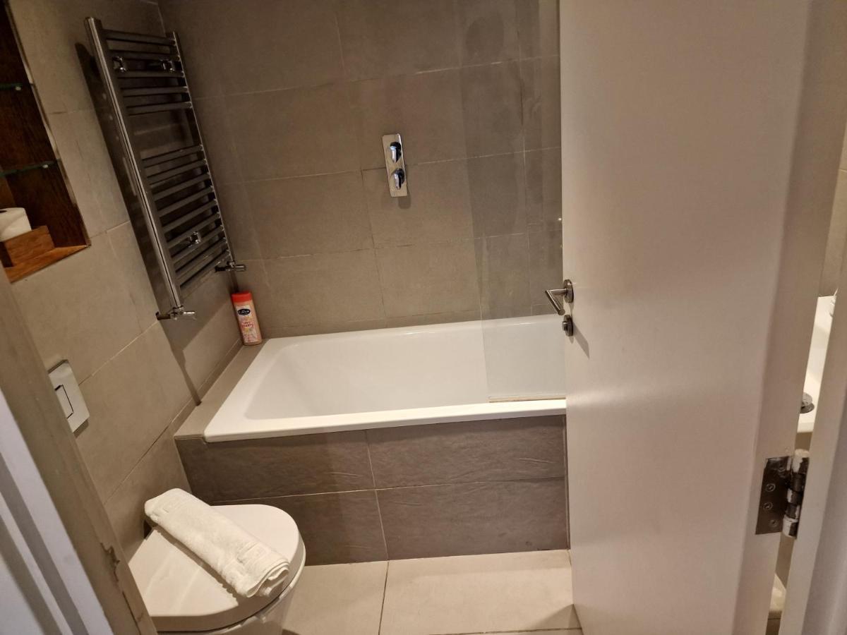 Lovely 1-Bed Apartment In Londen Buitenkant foto